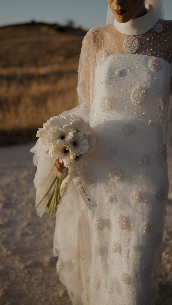 Rosa’s Victoria dress and her white gerbera bouquet, on her wedding day at Finca La Reunida