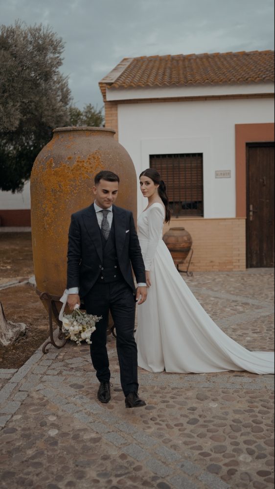 Ana y David junto a una tinaja en la Hacienda Ballemari, Huelva