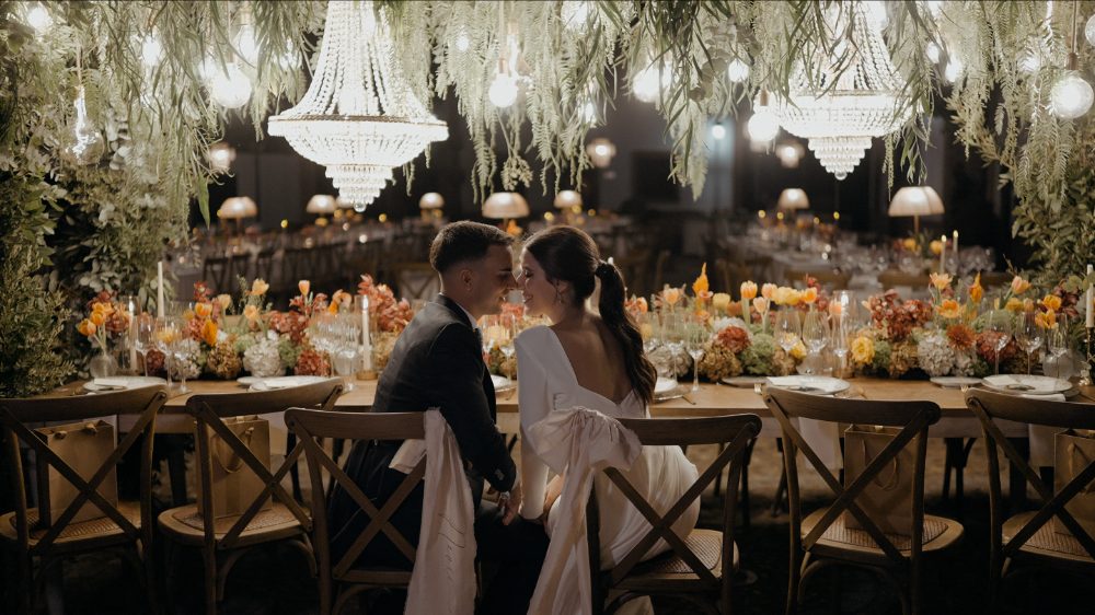 Ana y David en su mesa, bajo las lámparas de araña de la Hacienda Ballemari