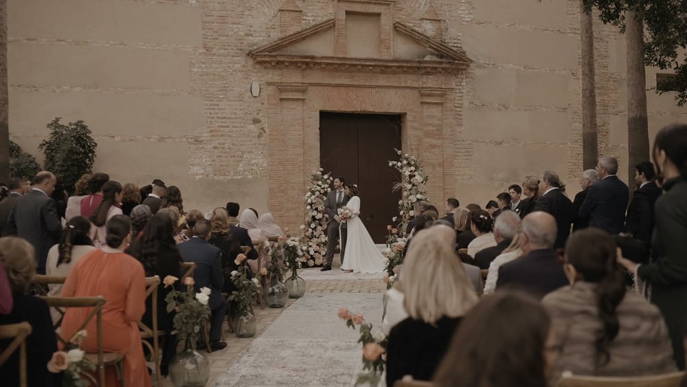 La ceremonia civil a la puerta de la iglesia del Convento de la Luz, vista desde detrás de los invitados, a lo largo del pasillo