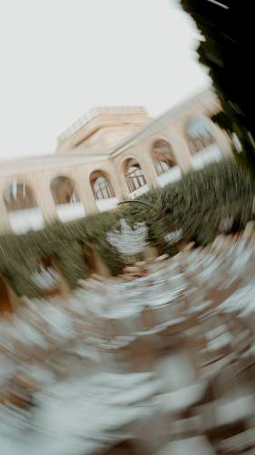 El patio del Convento de la Luz en movimiento, con las mesas del banquete montadas