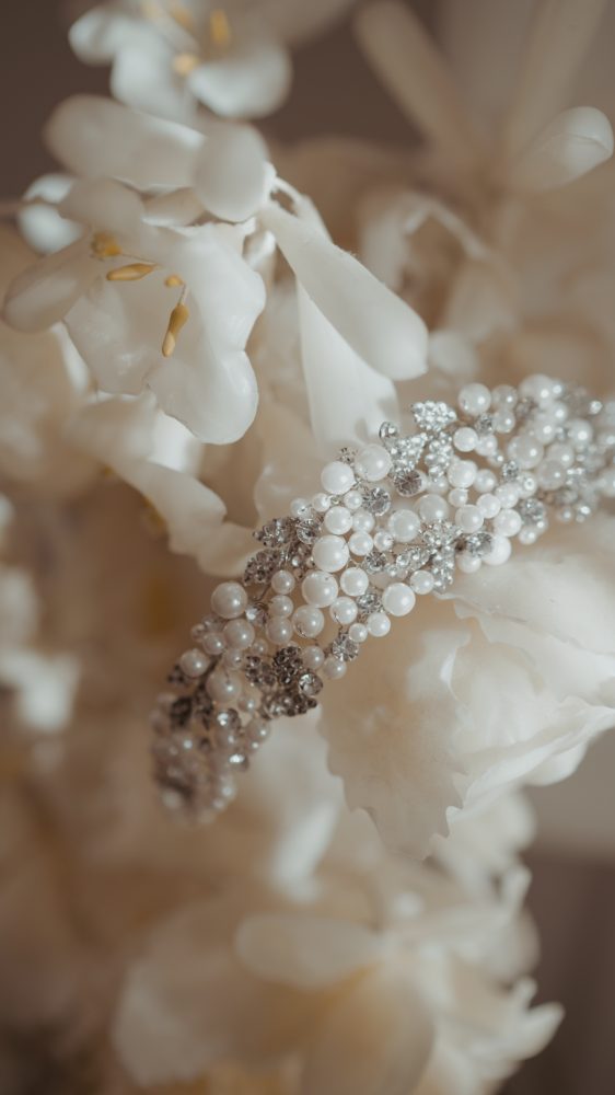 El tocado de perlas y cristales de Alicia, sobre flores blancas