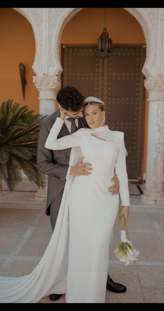 Los novios bajo un arco de estilo árabe, entre muros ocres, en la Hacienda Al-Baraka, en Dos Hermanas