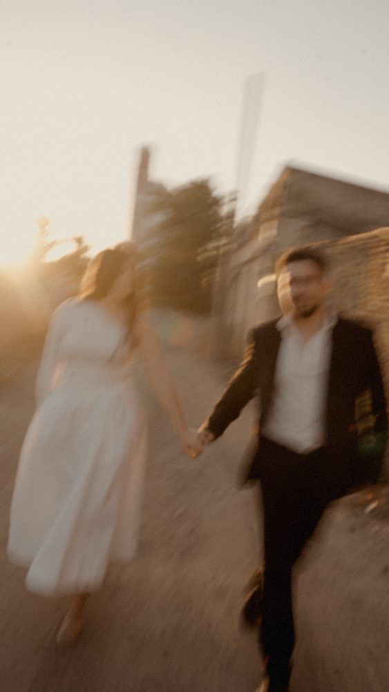 The couple running hand in hand, with motion blur and golden light · Gearmedia