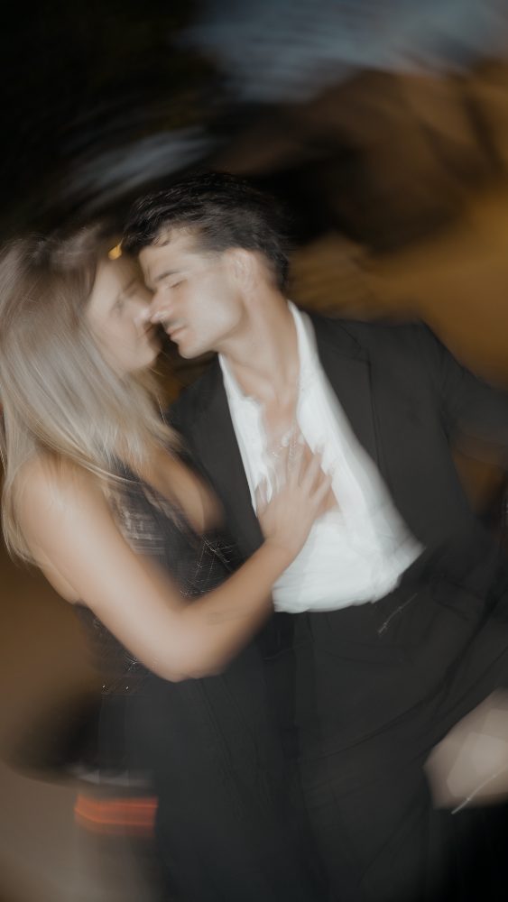 Pablo y Rocío, a punto de besarse, en una foto de larga exposición movida, de noche