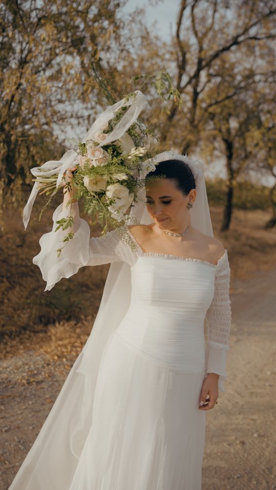 Los novios a solas en su boda · Gearmedia
