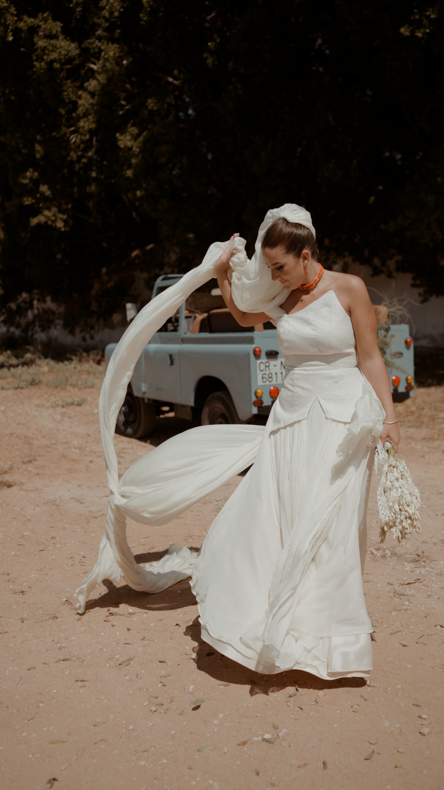Lucía con el velo al viento y el vestido de novia que se diseñó ella misma para su marca, Sissú, el día de su boda en Sevilla