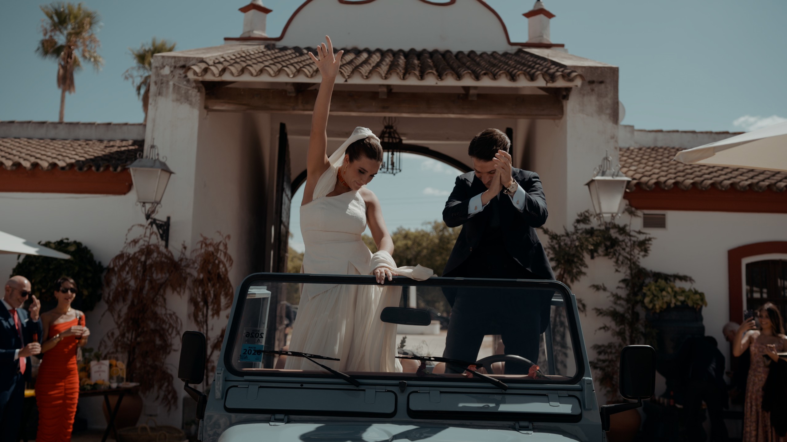 Lucía y Juan de pie en un Land Rover a la entrada de la Hacienda La Pintada, en Utrera (Sevilla)