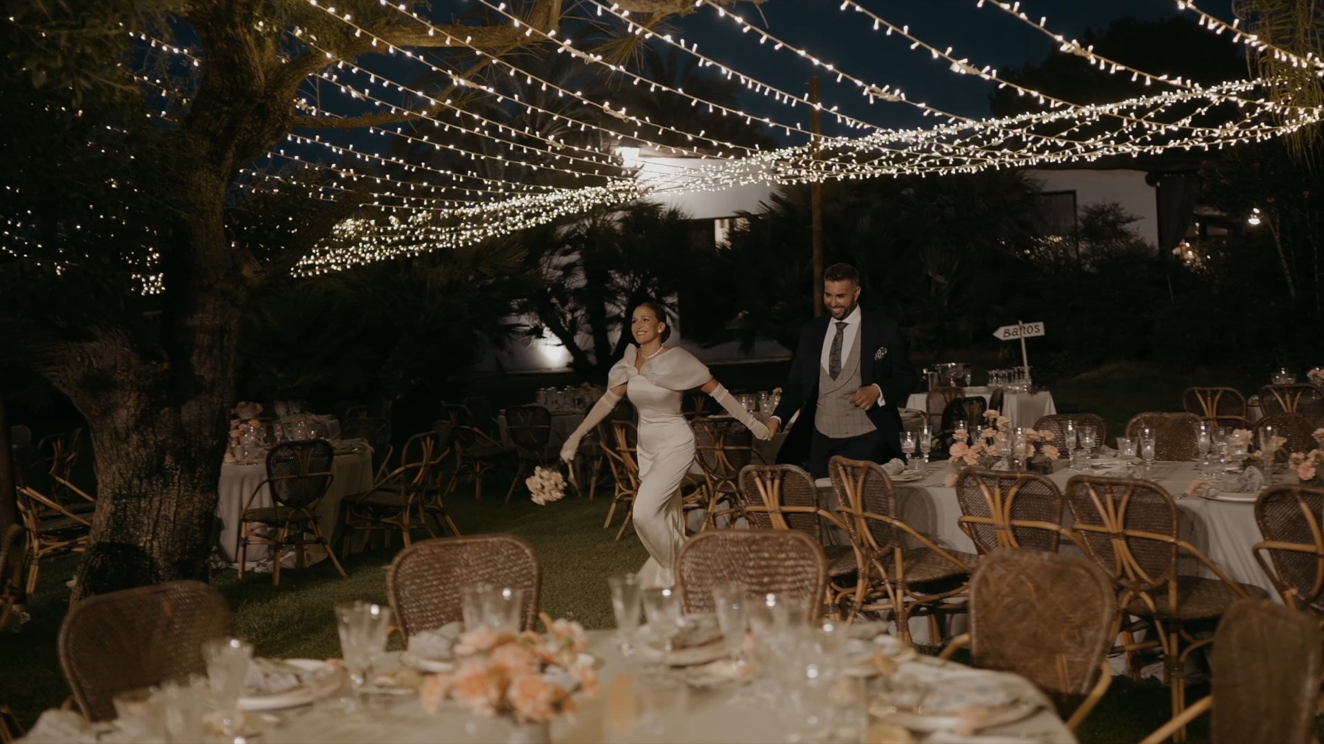 Novia con vestido de tul junto a una ventana en penumbra, en una boda en Huelva · Gearmedia