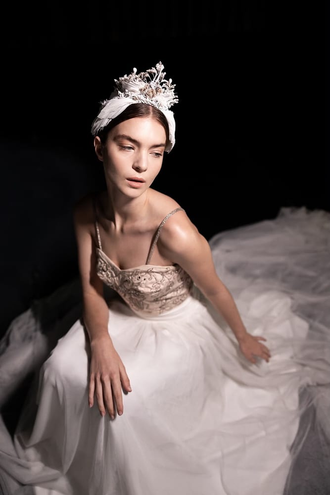 Editorial de moda: modelo con vestido de tul y tocado de plumas · Gearmedia y Cupido debe morir