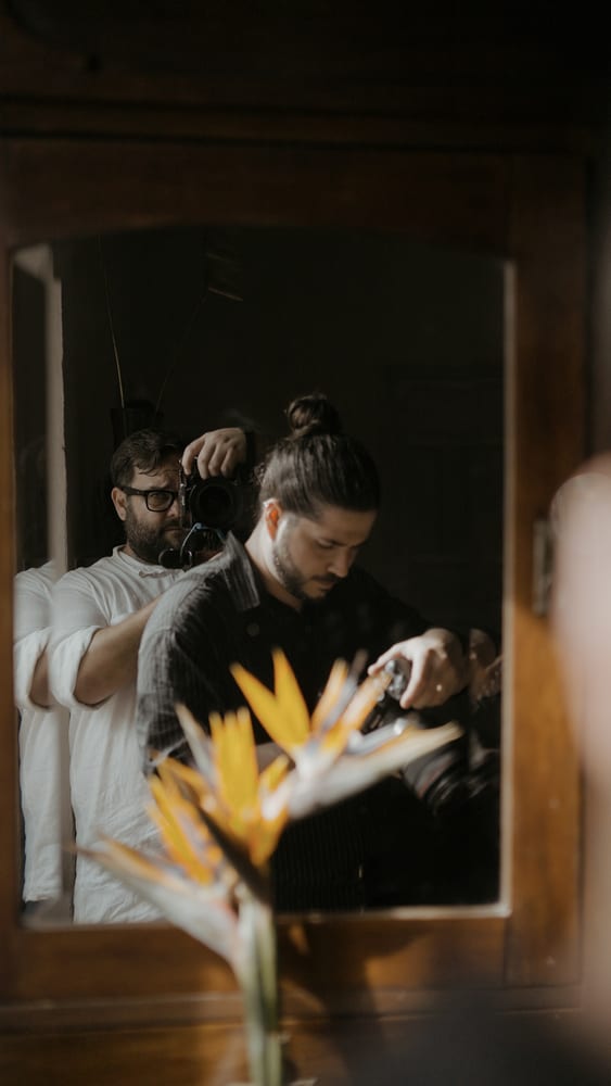 Juanjo (Gearmedia) y Christian (Cupido debe morir) reflejados en un espejo, cada uno con su cámara