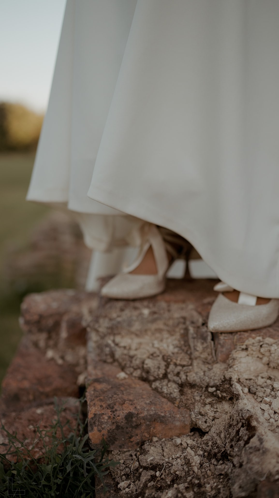 Zapatos de novia sobre un muro de ladrillo, en La Cartuja de Cazalla, Sevilla