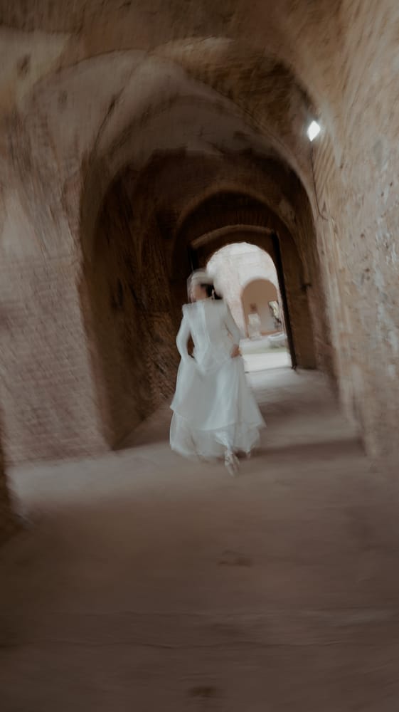 Novia corriendo por un pasadizo abovedado, en La Cartuja de Cazalla, Sevilla