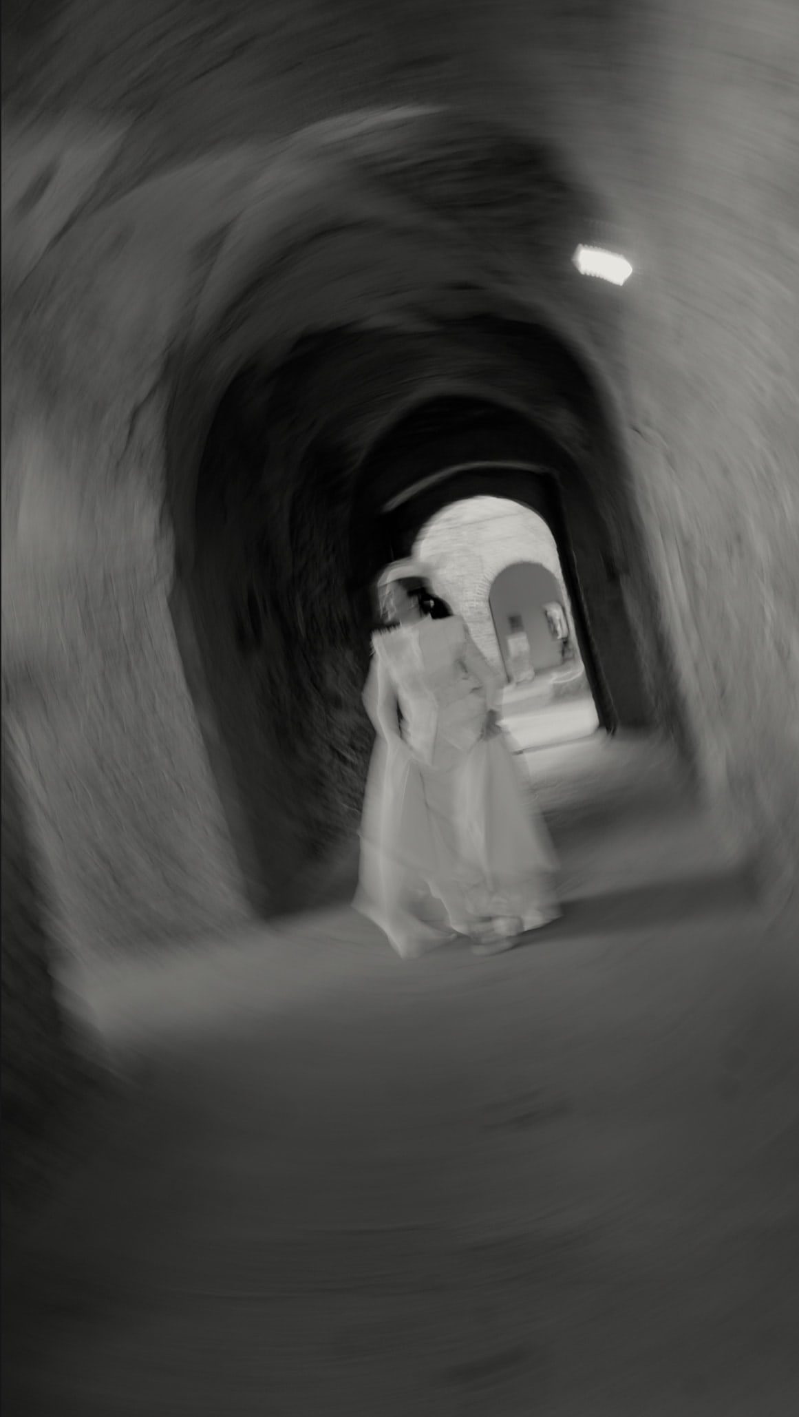 Novia en un pasadizo abovedado, en blanco y negro, en La Cartuja de Cazalla, Sevilla