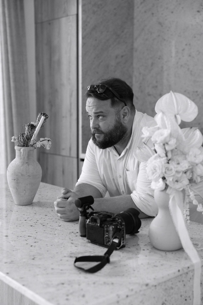 Retrato de Juanjo, videógrafo de bodas, con su cámara