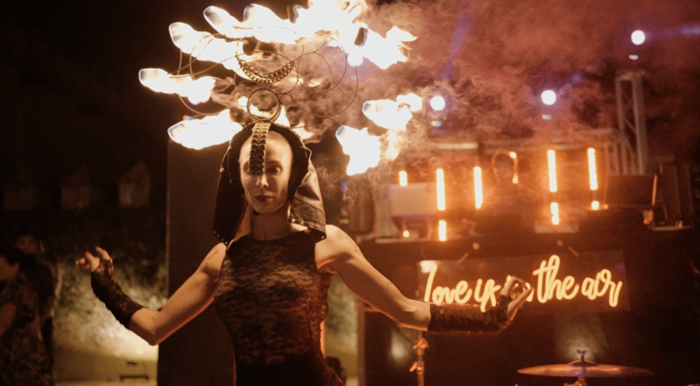 Artista con tocado de luces bailando en la fiesta, en una boda en Huelva · Gearmedia