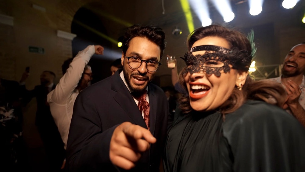 Invitados con antifaz riendo en la pista de baile, en una boda en Huelva · Gearmedia