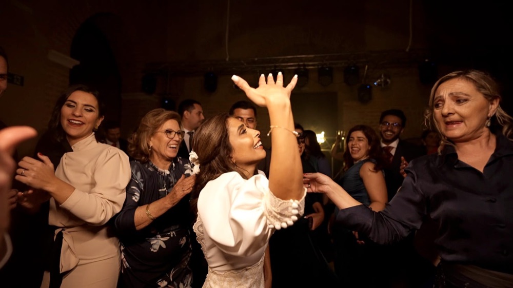 Novia bailando con las invitadas en la barra libre, en una boda en Cádiz · Gearmedia