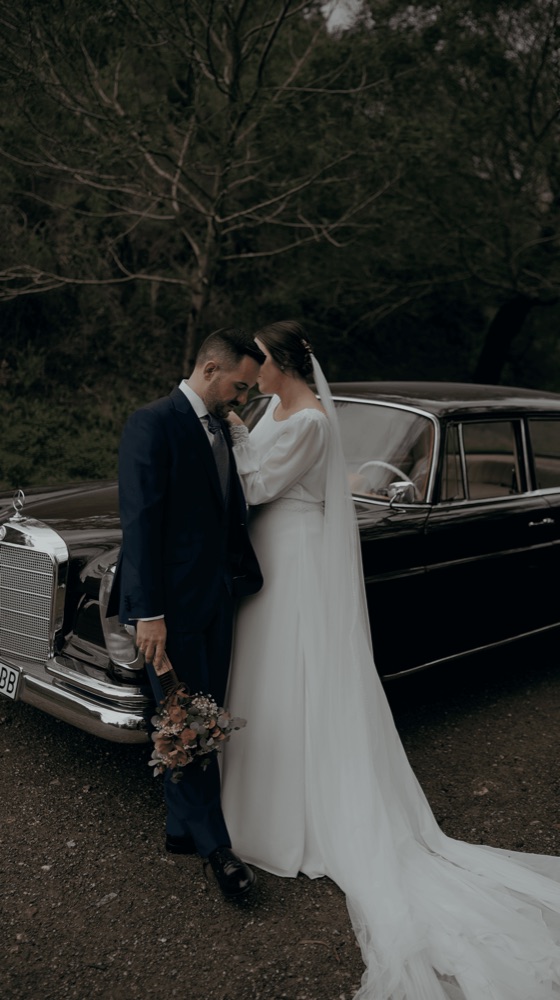 Los novios a solas en su boda en Málaga · Gearmedia