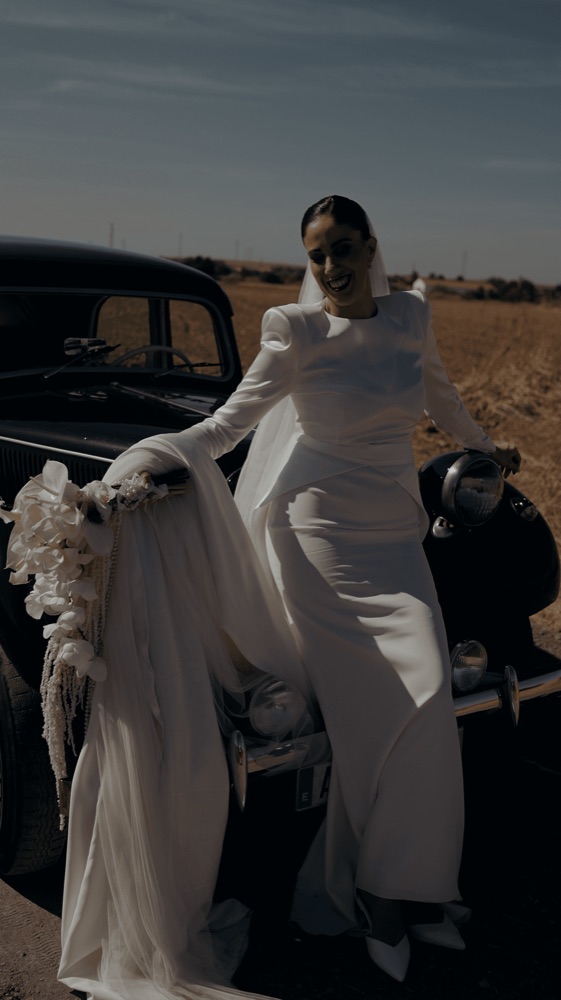 Los novios a solas en su boda en Málaga · Gearmedia