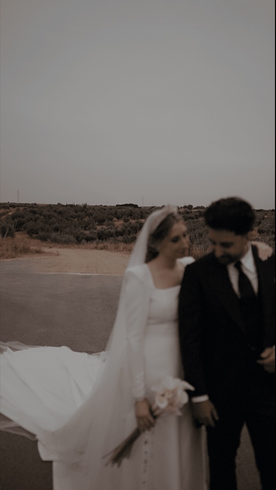 Los novios a solas en su boda en Málaga · Gearmedia