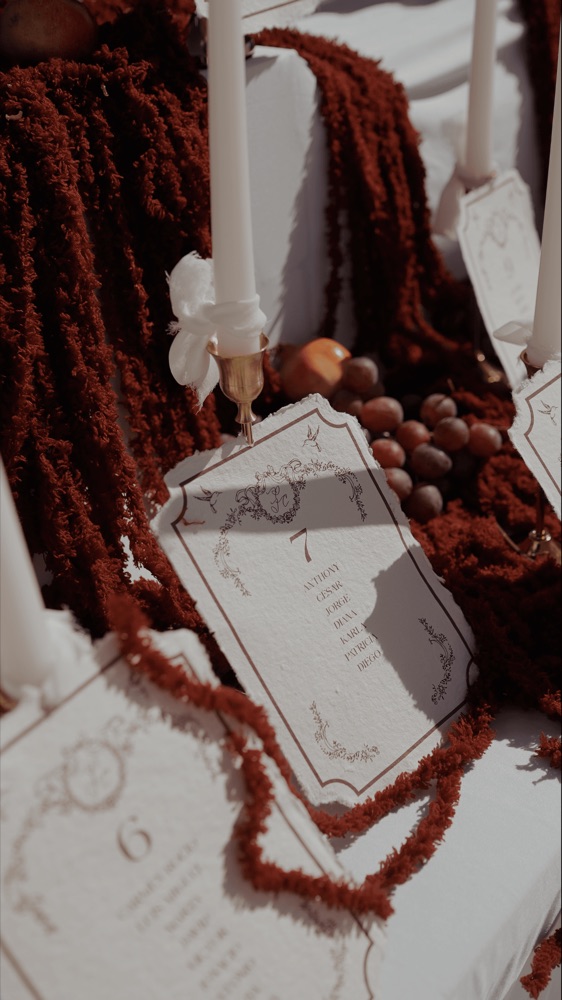 Minutas del banquete sobre flores de amaranto rojo, en una boda en Huelva · Gearmedia