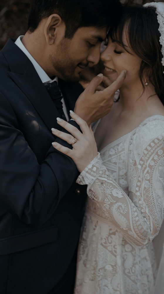 Los novios a solas en su boda en Málaga · Gearmedia