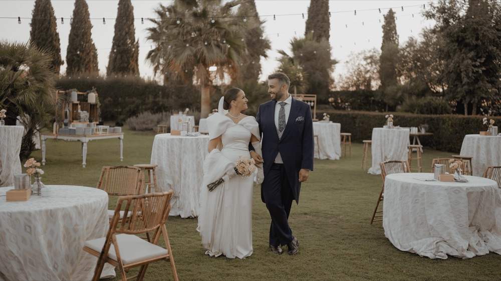 Los novios a solas en su boda en Málaga · Gearmedia