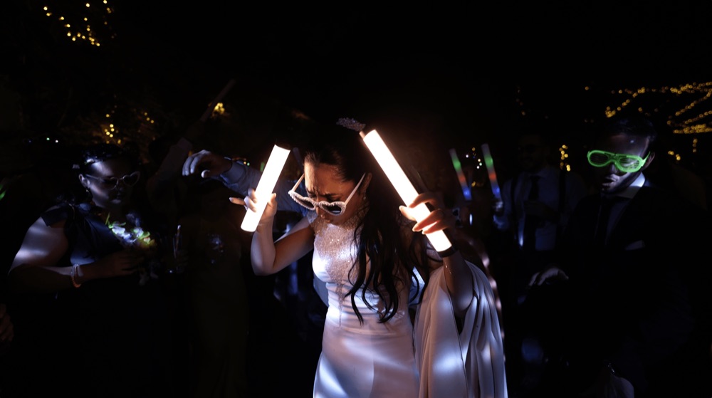 Novia bailando con tubos de luz en la fiesta, en una boda en Sevilla · Gearmedia