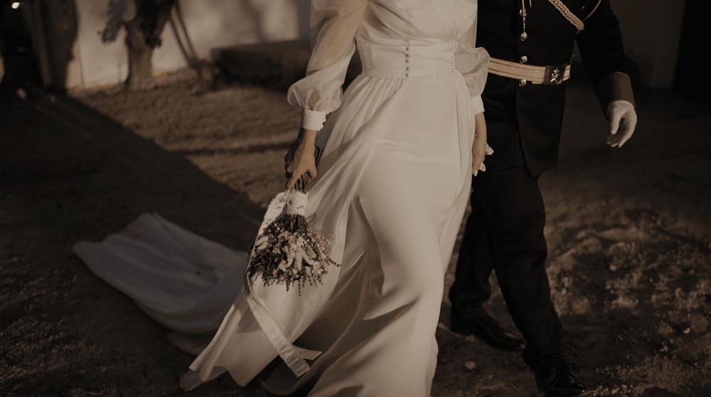 Los novios a solas en su boda en Málaga · Gearmedia