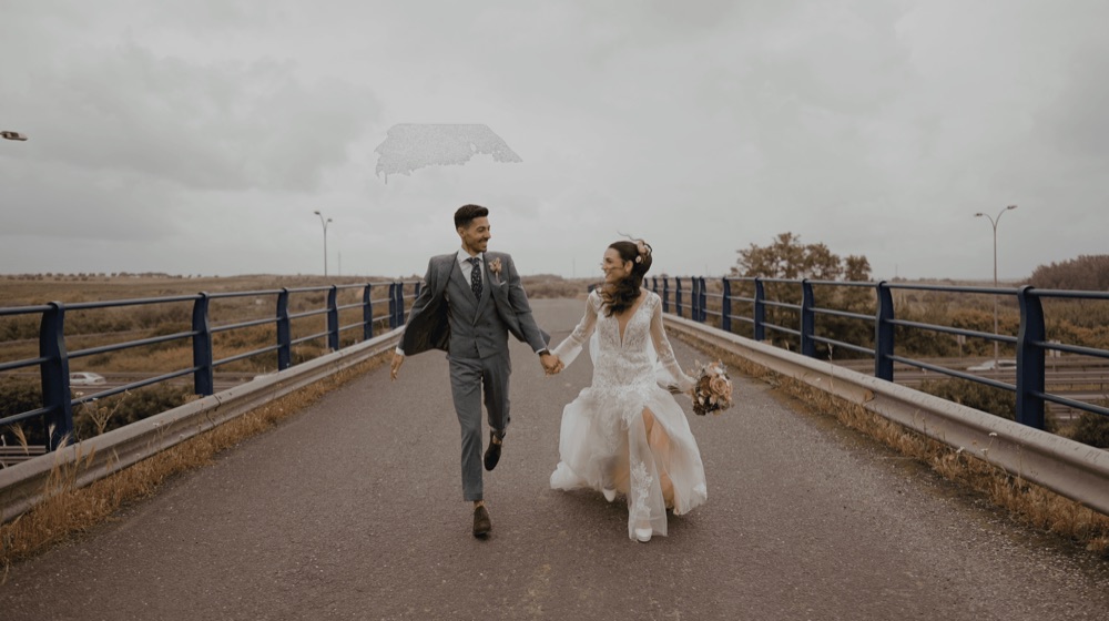 Los novios a solas en su boda en Málaga · Gearmedia