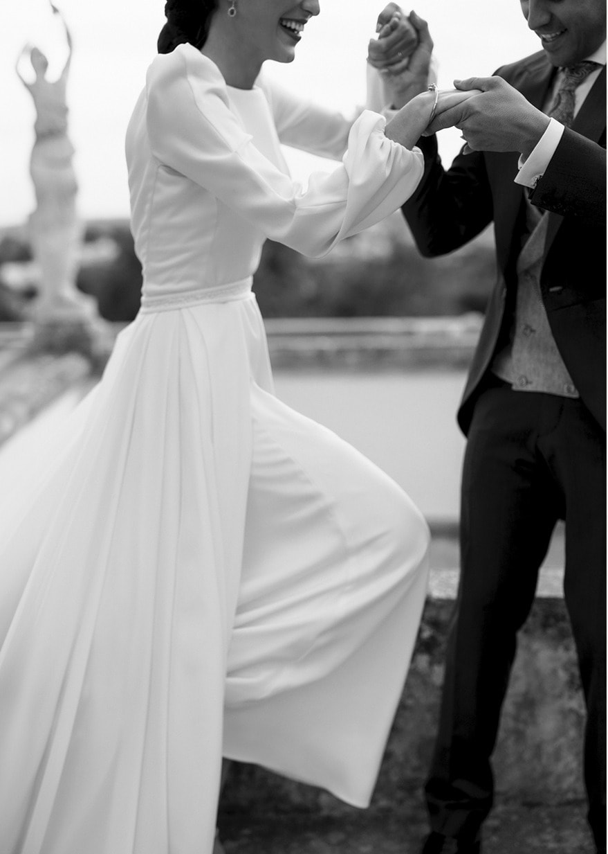 Novia con mono blanco bailando con el novio, en blanco y negro · Gonzalo Lagares