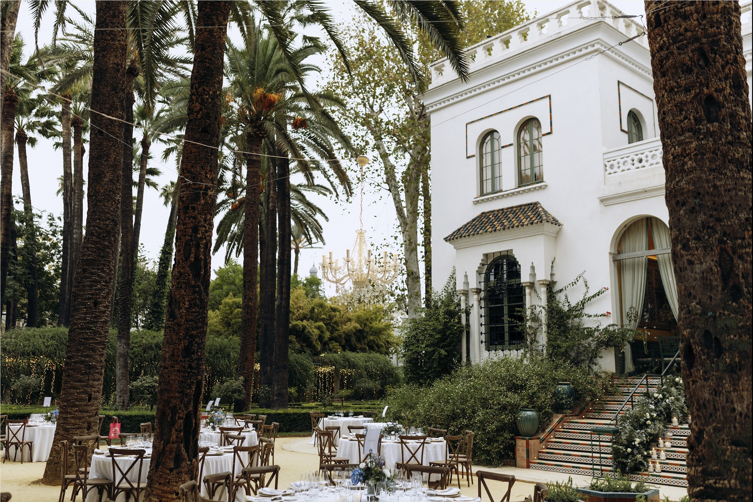 Finca con palmeras y mesas de banquete en el jardín · Gonzalo Lagares