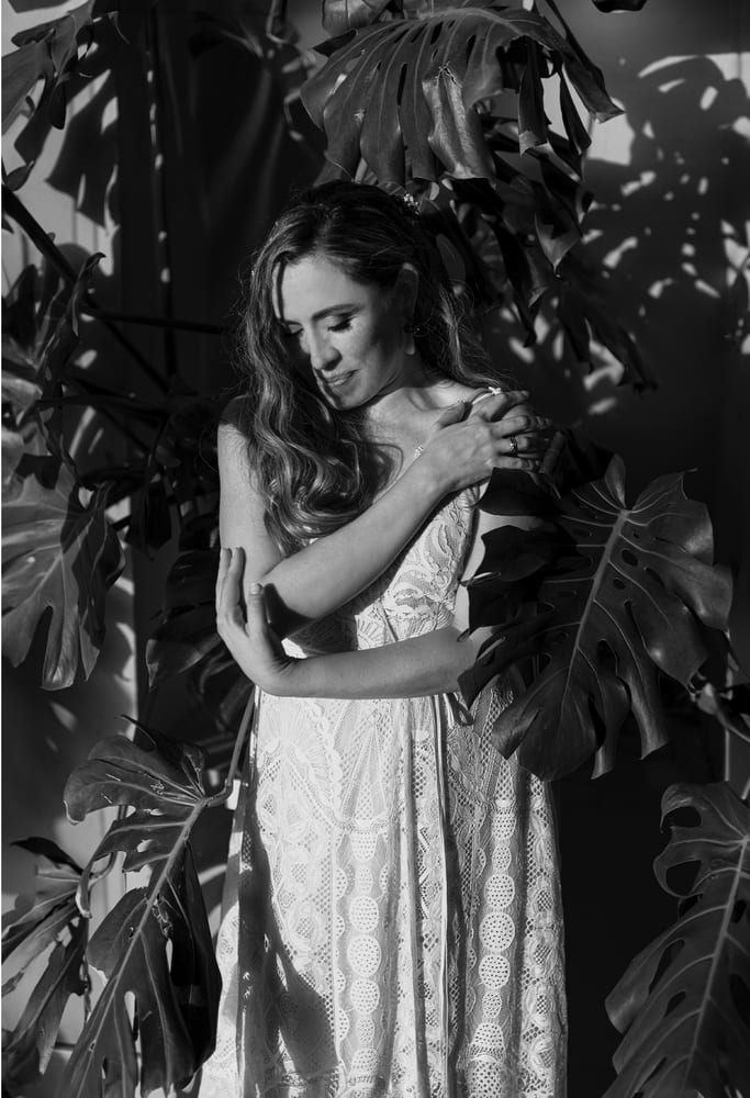 Novia entre hojas de monstera, en blanco y negro · Gonzalo Lagares