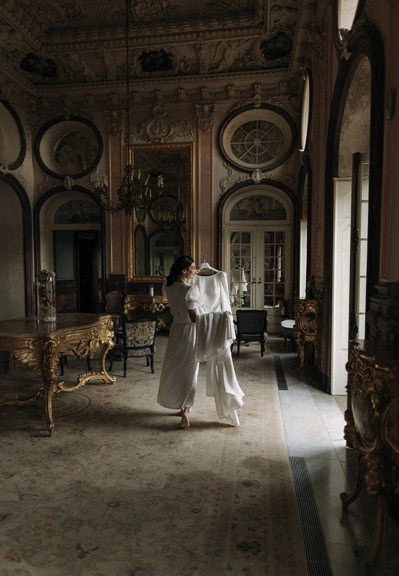 Novia atravesando un salón de palacio · Gonzalo Lagares