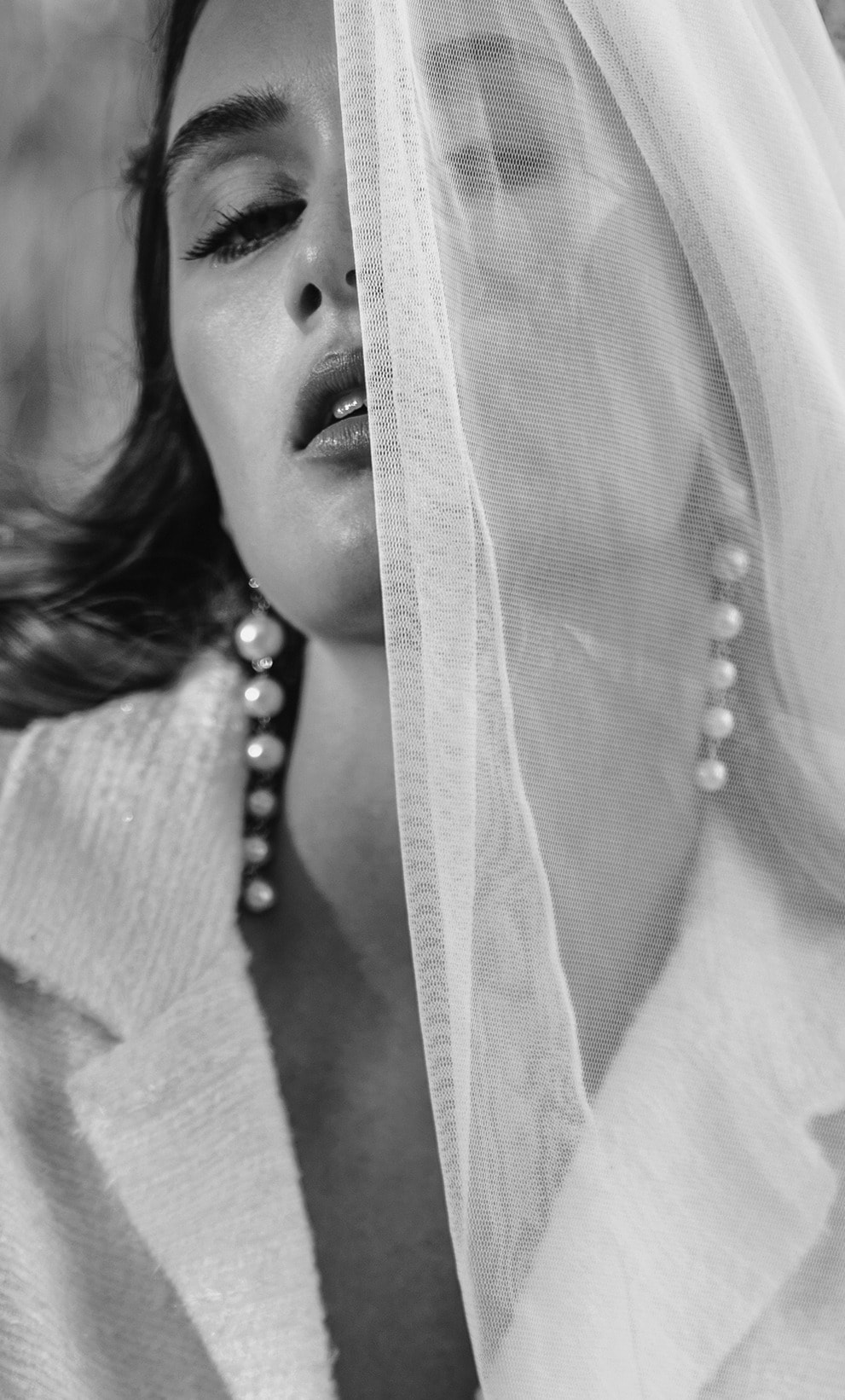 Retrato de novia con velo y pendientes de perlas, en blanco y negro · Gonzalo Lagares
