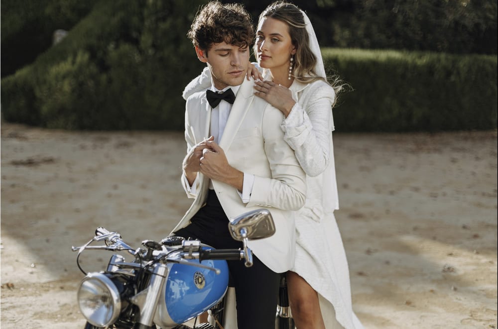 Novios junto a una moto azul clásica · Gonzalo Lagares