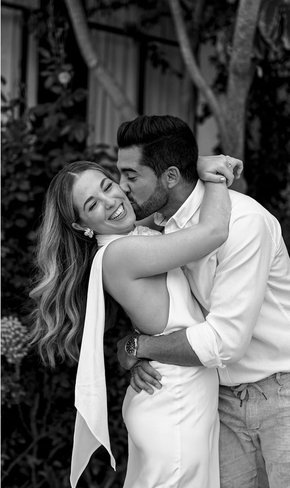 Novios riendo y abrazados, en blanco y negro · Gonzalo Lagares