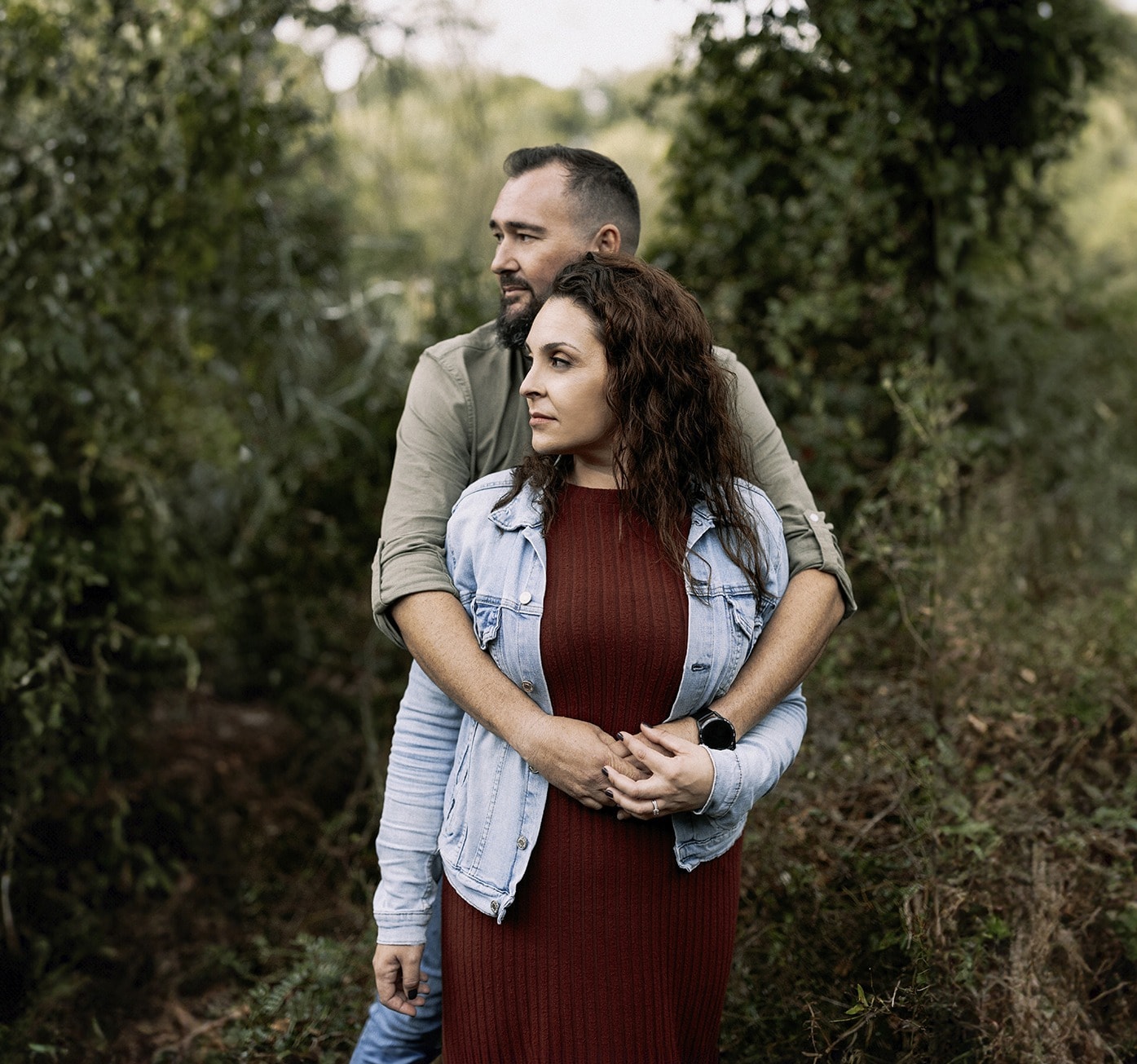 Pareja abrazada en una sesión entre vegetación · Gonzalo Lagares