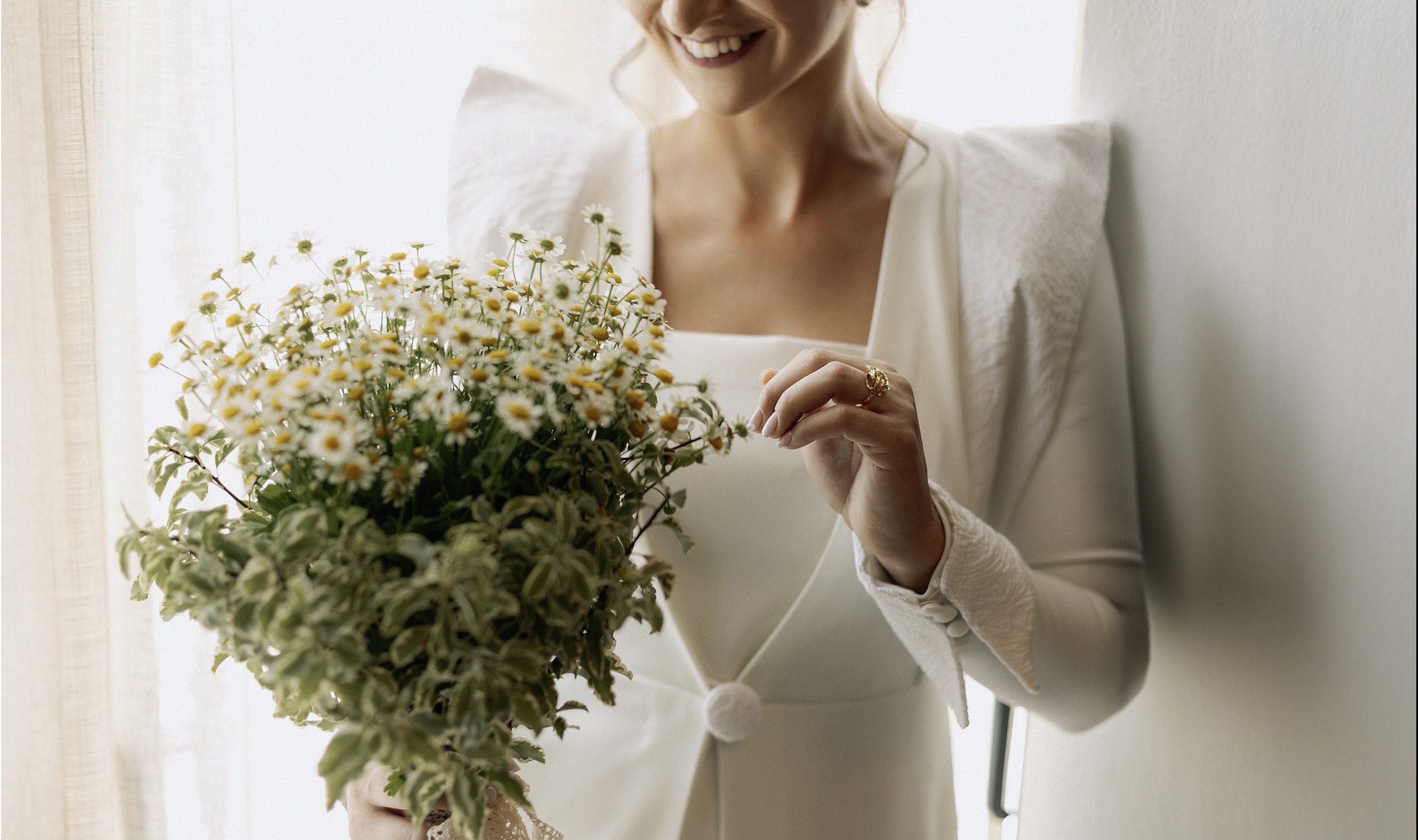 Novia sonriendo con un ramo de margaritas · Gonzalo Lagares