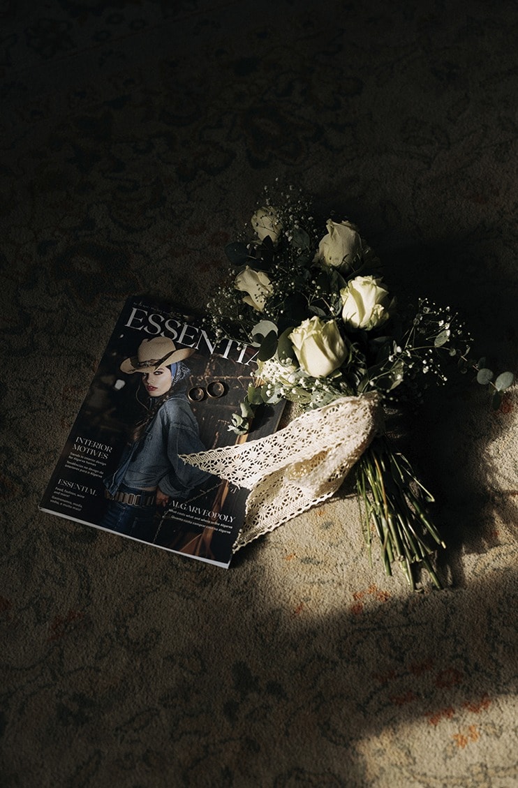 Ramo de flores blancas sobre una revista, a la luz de una ventana · Gonzalo Lagares